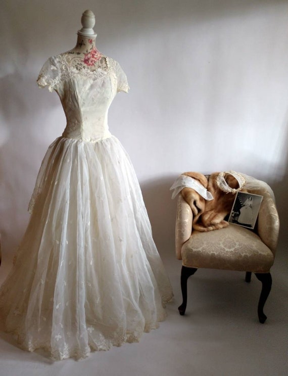 Vintage 50s 1950s leaf print lace wedding gown wit