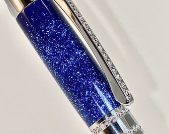 Caneta giratória na cor tanzanita com lascas de diamante e cristais Swarovski.