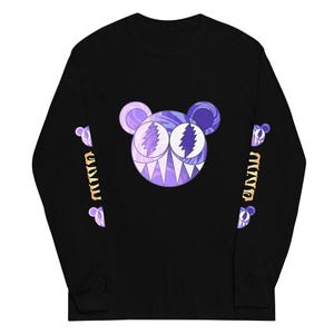 Puede incluir: Camiseta negra de manga larga con un gráfico de oso morado y azul. El oso tiene un diseño estilizado con dientes afilados y ojos de rayo. Las mangas tienen un diseño de oso repetido y texto.
