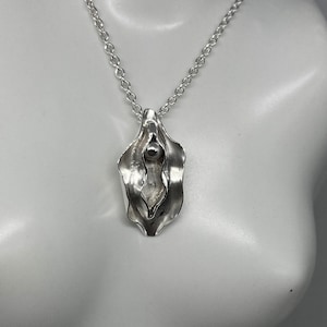 Collana Vulva in argento, media