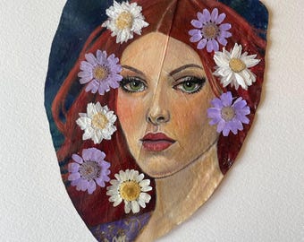 Mujer pelirroja: Pintura sobre una hoja real con flores secas.
