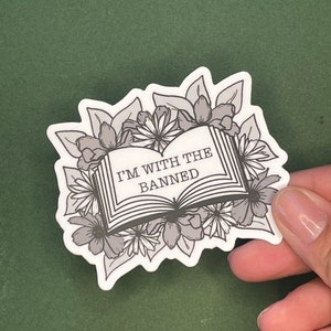 Ich bin mit dem verbotenen Blumenaufkleber | Banned Bücher | Lesen verboten Bücher | Buchliebhaber Aufkleber | Reader Aufkleber