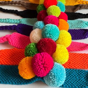 Handgefertigtes Wayuu Armband. Gewebte Armbänder mit pompoms.Multicolor Armband Venezolanisch/Kolumbianisch. Pulseras Guajiras Wayuu