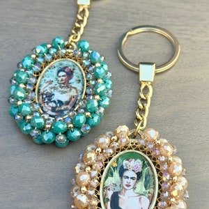 Frida Kahlo double-sided Keychain crystal beaded. Frida Kahlo llavero de cristales con imagen en ambos lados. Bag charm.