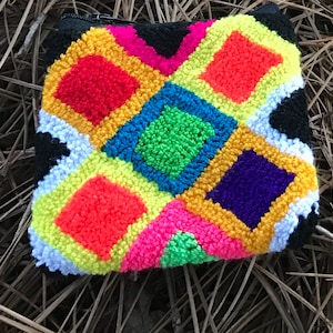 Handmade Wayuu coin purse. Multicolor mini purse. Wayuu crochet purse. Monedero Wayuu. Monedero Guajiro.