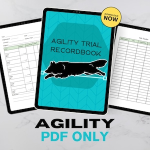 以下が含まれることがあります： 3台のタブレットに表示されたデジタルアジリティトライアルレコードブック。中央のタブレットは、背景がターコイズ色で「AGILITY TRIAL RECORDBOOK」の文字と犬の黒いシルエットが特徴です。「DOWNLOAD NOW」の文字は黄色の円の中にあります。下部には「AGILITY PDF ONLY」と書かれています。