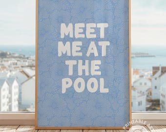 Könnte beinhalten: Ein gerahmter Kunstdruck mit dem Text "MEET ME AT THE POOL" in weißen Blockbuchstaben. Der Hintergrund ist hellblau mit einem Blumenmuster. Der Rahmen ist hellbraun. Der Druck wird auf einer Holzoberfläche präsentiert.