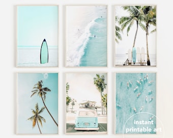 Op de afbeelding: Set van zes ingelijste prints met een strandthema. Elke print toont een ander kusttafereel, waaronder een surfboard op het strand, golven, palmbomen, een vintage busje met surfplanken en zwemmers. De prints hebben een lichtblauwe en witte kleurstelling.