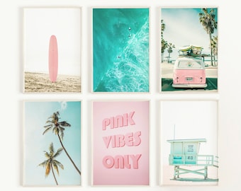 Op de afbeelding: Zes ingelijste kunstprints met een strandthema. Afbeeldingen zijn onder meer een roze surfboard op het zand, turquoise oceaangolven, een roze busje met surfplanken, palmbomen, een roze print met de tekst "PINK VIBES ONLY" en een strandwachtpost.