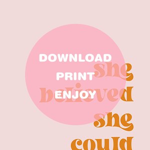 Op de afbeelding: Een digitale print met een lichtroze achtergrond en een grote roze cirkel. De woorden "DOWNLOAD, PRINT, ENJOY" zijn in het wit. De woorden "she believed she could" zijn in oranje.