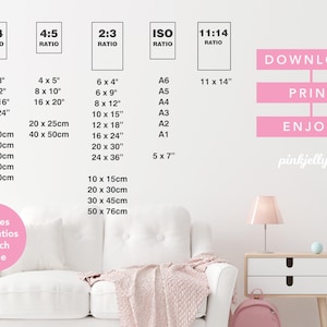 Puede incluir: Un sof&aacute; blanco con una manta rosa y una mesita de noche con una l&aacute;mpara. La imagen muestra las proporciones de tama&ntilde;o de impresi&oacute;n en pulgadas y cent&iacute;metros, con las palabras "Download", "Print" y "Enjoy!" en rosa.