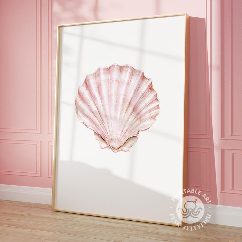 Puede incluir: Impresi&oacute;n enmarcada con una ilustraci&oacute;n detallada de una concha rosa sobre un fondo blanco. La concha tiene una textura acanalada y un degradado de tonos rosas. El marco es dorado y la obra de arte se exhibe en una habitaci&oacute;n con paredes rosas.