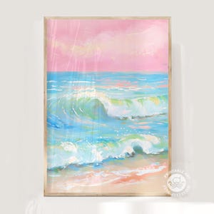 Könnte beinhalten: Gerahmter Kunstdruck mit einer ruhigen Meereslandschaft. Das Kunstwerk zeigt einen rosa-blauen Himmel über türkisfarbenen Wellen, die sich an einem Sandstrand brechen. Das Gemälde hat einen weichen, impressionistischen Stil mit sichtbaren Pinselstrichen.