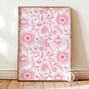 Puede incluir: Una impresi&oacute;n art&iacute;stica enmarcada con un dise&ntilde;o floral. La impresi&oacute;n presenta un patr&oacute;n repetitivo de flores y hojas rosas sobre un fondo blanco. Est&aacute; encerrada en un marco de madera marr&oacute;n claro, adecuada para la decoraci&oacute;n interior.
