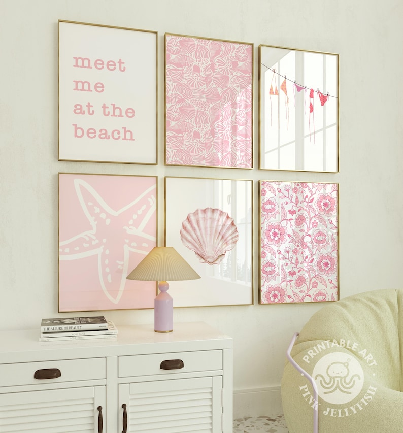 Puede incluir: Colecci&oacute;n de seis impresiones art&iacute;sticas enmarcadas con marcos dorados. Las impresiones presentan dise&ntilde;os de tem&aacute;tica playera en tonos rosa y blanco, incluyendo una estrella de mar, una concha y patrones florales. Una impresi&oacute;n dice "meet me at the beach."