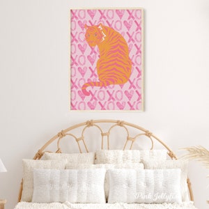 Op de afbeelding: Een illustratie van een roze en oranje tijger op een roze achtergrond. De achtergrond is bedekt met roze harten en XO's.