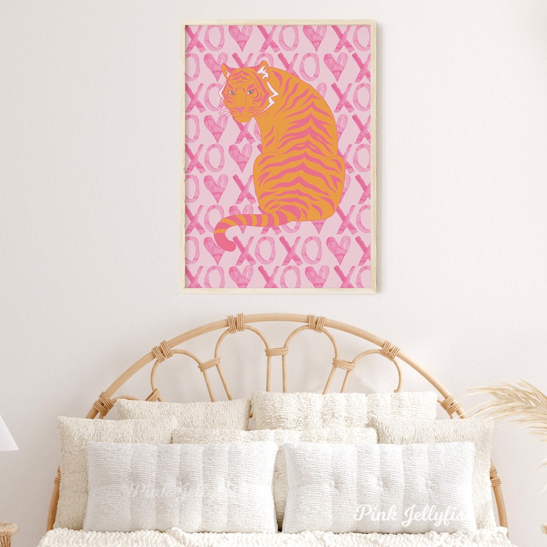 Op de afbeelding: Een illustratie van een roze en oranje tijger op een roze achtergrond. De achtergrond is bedekt met roze harten en XO's.