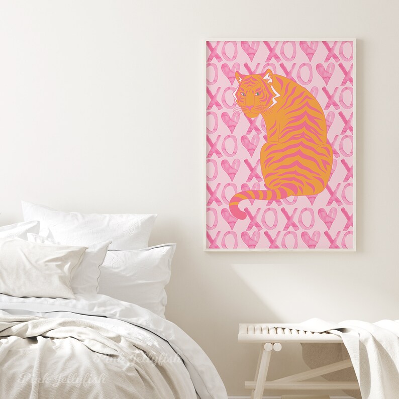 preppy tijgerprint, roze preppy muurkunst, slaapzaaldecor, slaapzaaldecor, kamerdecor tieners, trendy muurkunst, XO-appartement, kamerinrichting esthetiek afbeelding 4