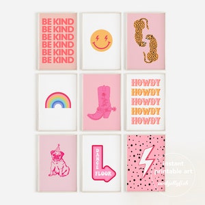 Pode incluir: Nove impress&otilde;es de arte de parede imprim&iacute;veis em um esquema de cores rosa e amarelo. As impress&otilde;es apresentam um arco-&iacute;ris, uma bota de cowboy, um rosto sorridente, um pug com um chap&eacute;u de festa, um raio, uma placa de pista de dan&ccedil;a e as palavras "Seja gentil" e "Howdy" repetidas v&aacute;rias vezes.