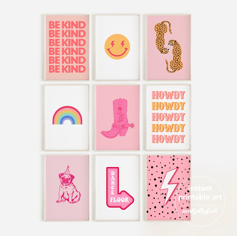 Pode incluir: Nove impress&otilde;es de arte de parede imprim&iacute;veis em um esquema de cores rosa e amarelo. As impress&otilde;es apresentam um arco-&iacute;ris, uma bota de cowboy, um rosto sorridente, um pug com um chap&eacute;u de festa, um raio, uma placa de pista de dan&ccedil;a e as palavras "Seja gentil" e "Howdy" repetidas v&aacute;rias vezes.