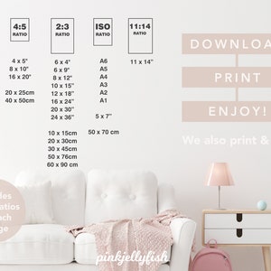 Op de afbeelding: De afbeeldingsformaten worden weergegeven in centimeters en inches, waaronder 15x20cm, 20x25cm en 28x35cm. De tekst "DOWNLOAD, PRINT, ENJOY!" en "Bevat 5 beeldverhoudingen voor elke afbeelding" is ook opgenomen.