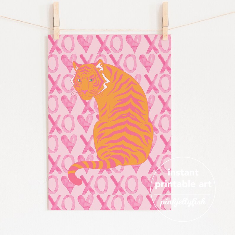 Op de afbeelding: Een illustratie van een roze en oranje tijger op een roze achtergrond. De achtergrond is bedekt met roze harten en de tekst "XO" die meerdere keren wordt herhaald. De tekst "instant printable art pinkjellyfish" staat onderaan de afbeelding.