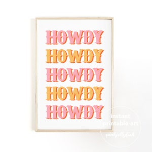 Pode incluir: Um design de arte de parede imprim&iacute;vel com a palavra "Howdy" repetida cinco vezes em uma disposi&ccedil;&atilde;o empilhada. A palavra est&aacute; em um estilo de fonte retr&ocirc; com cores rosa e laranja alternadas.