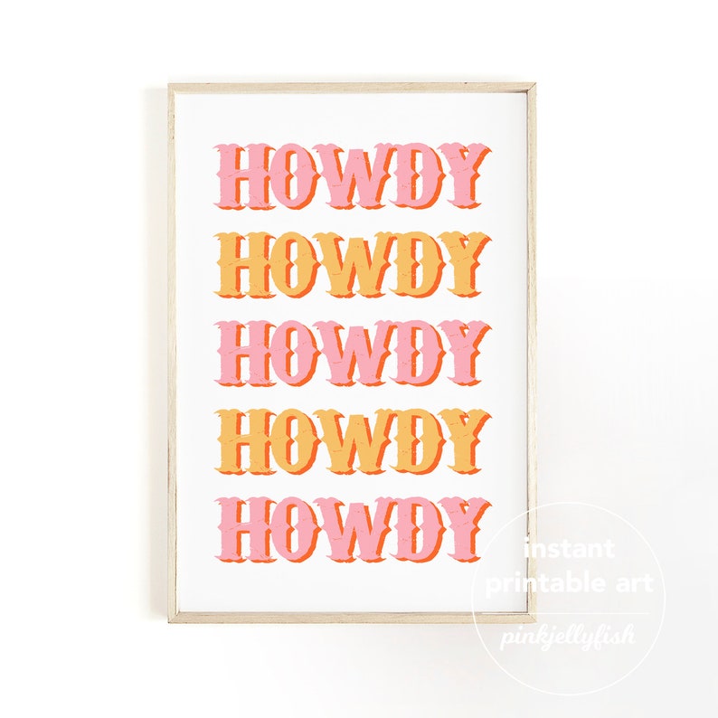 Pode incluir: Um design de arte de parede imprim&iacute;vel com a palavra "Howdy" repetida cinco vezes em uma disposi&ccedil;&atilde;o empilhada. A palavra est&aacute; em um estilo de fonte retr&ocirc; com cores rosa e laranja alternadas.