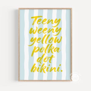 Könnte beinhalten: Gerahmter Druck mit hellblau-weiß gestreiftem Hintergrund. Der Text "Teeny Weeny Yellow Polka Dot Bikini" ist in gelber Schreibschrift geschrieben. Der Rahmen hat eine helle Holzfarbe.