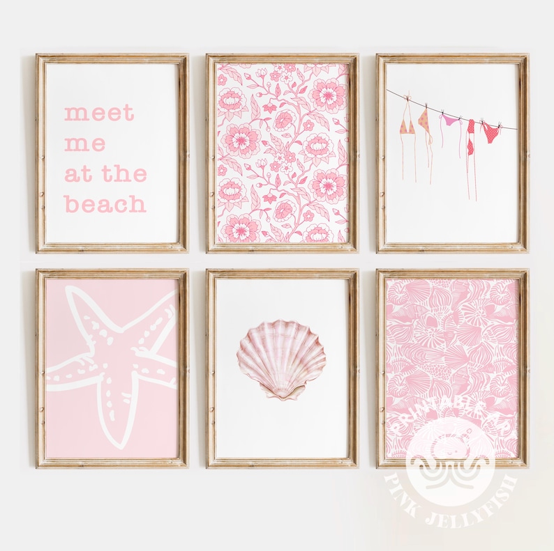 Puede incluir: Seis impresiones enmarcadas con tem&aacute;tica playera. Las impresiones presentan dise&ntilde;os rosas y blancos, incluyendo patrones florales, una estrella de mar, una concha y tops de bikini colgados en un tendedero. Una impresi&oacute;n tiene el texto "meet me at the beach."