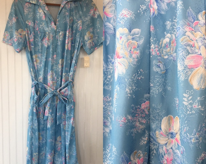 Vintage 70s Size L Large Floral Baby Blue House Dress Pastel Zip Up Belted Pockets with Original Tags from 1979 Deadstock Muumu Retro Gift