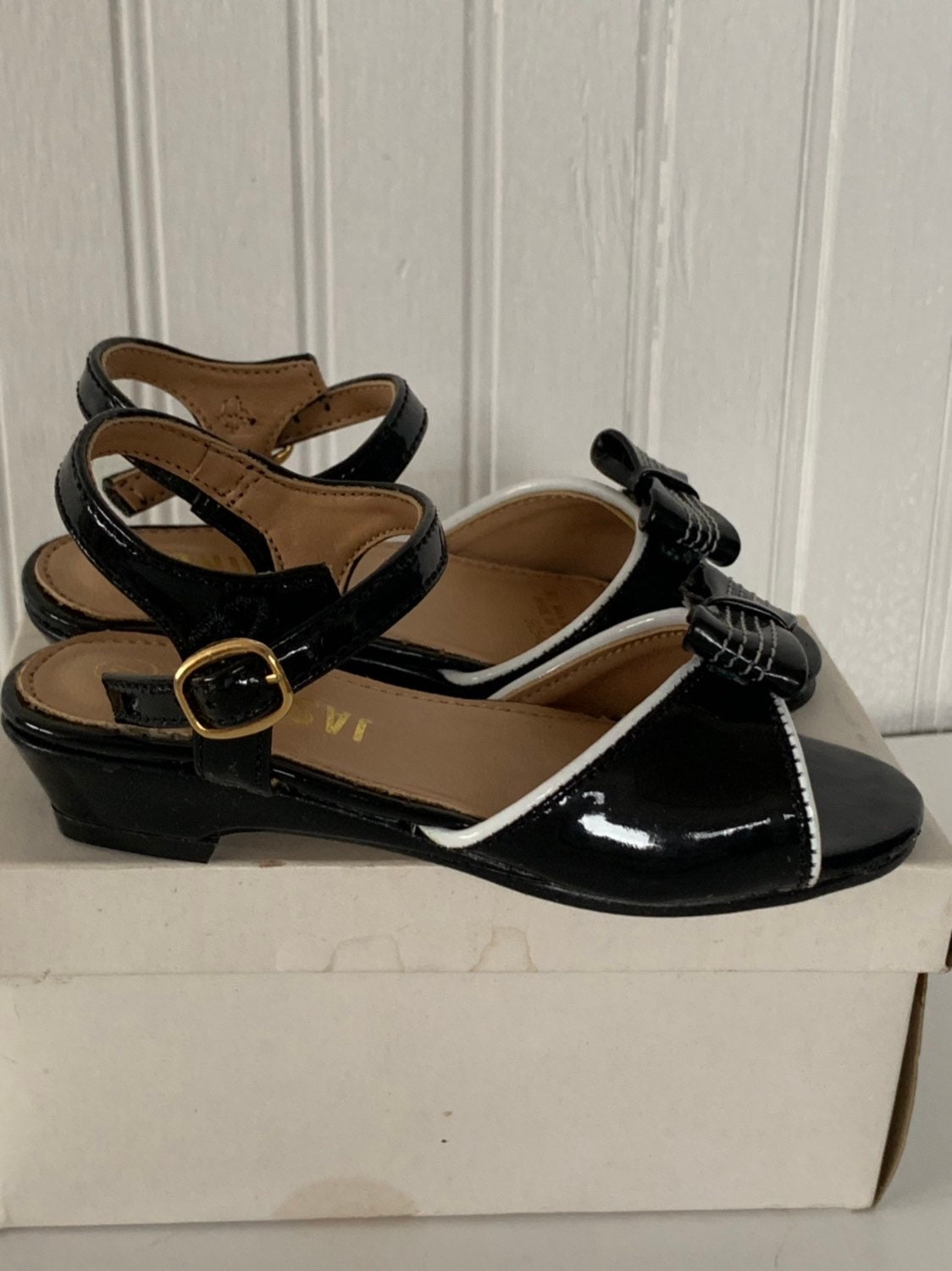 Vintage 80s Deadstock Girls Mary Janes Size 7 Patent Leather Black