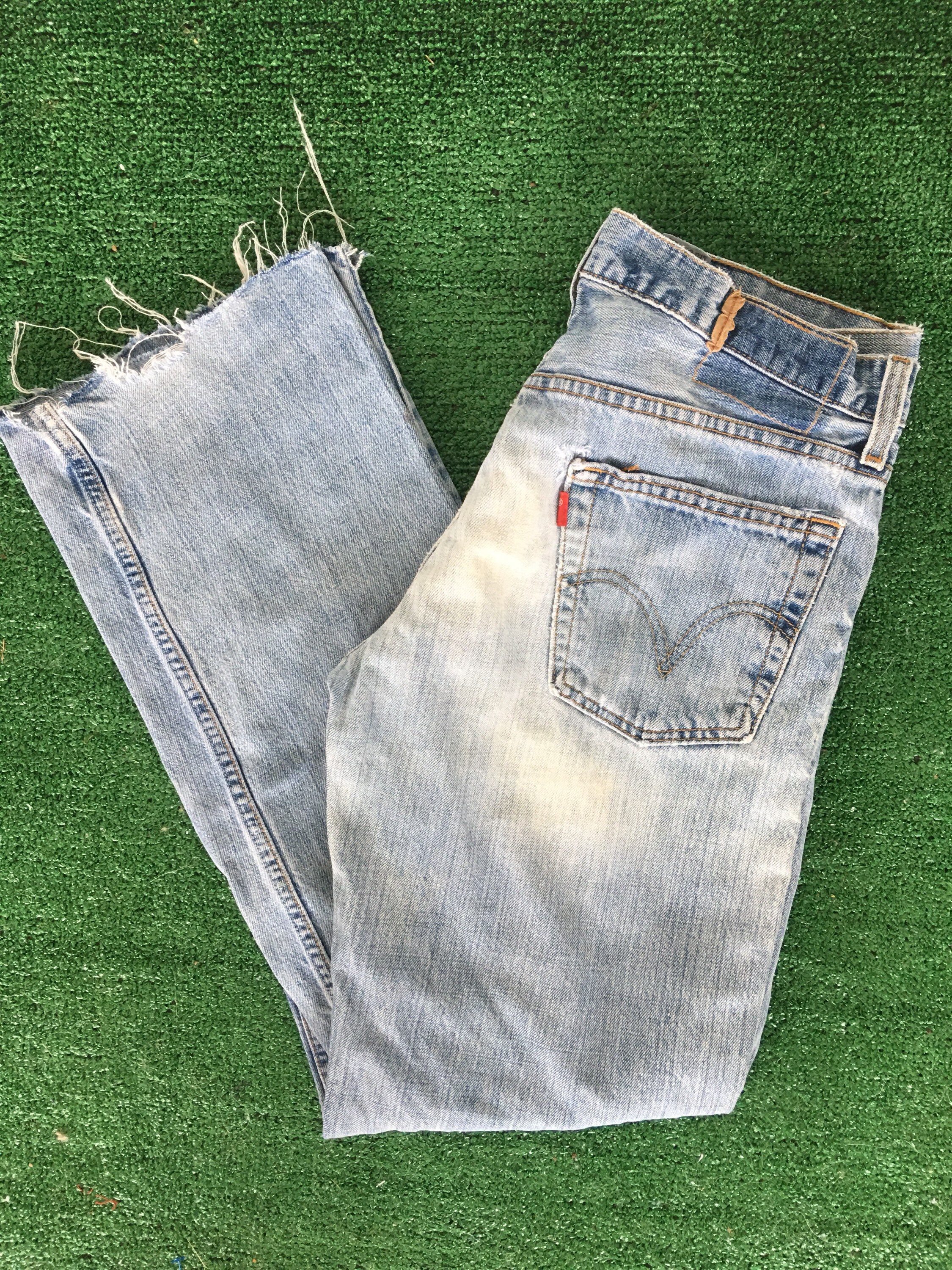 levi jeans with holes in them