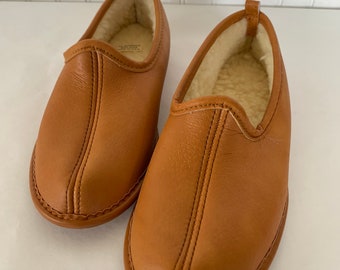 Deadstock Vintage 70s 80s Women’s Tan Brown Vegan Leather Faux Sherpa Lined Slippers Size 5 NOS Unworn Boho Shoes Slip On Christmas Comfy