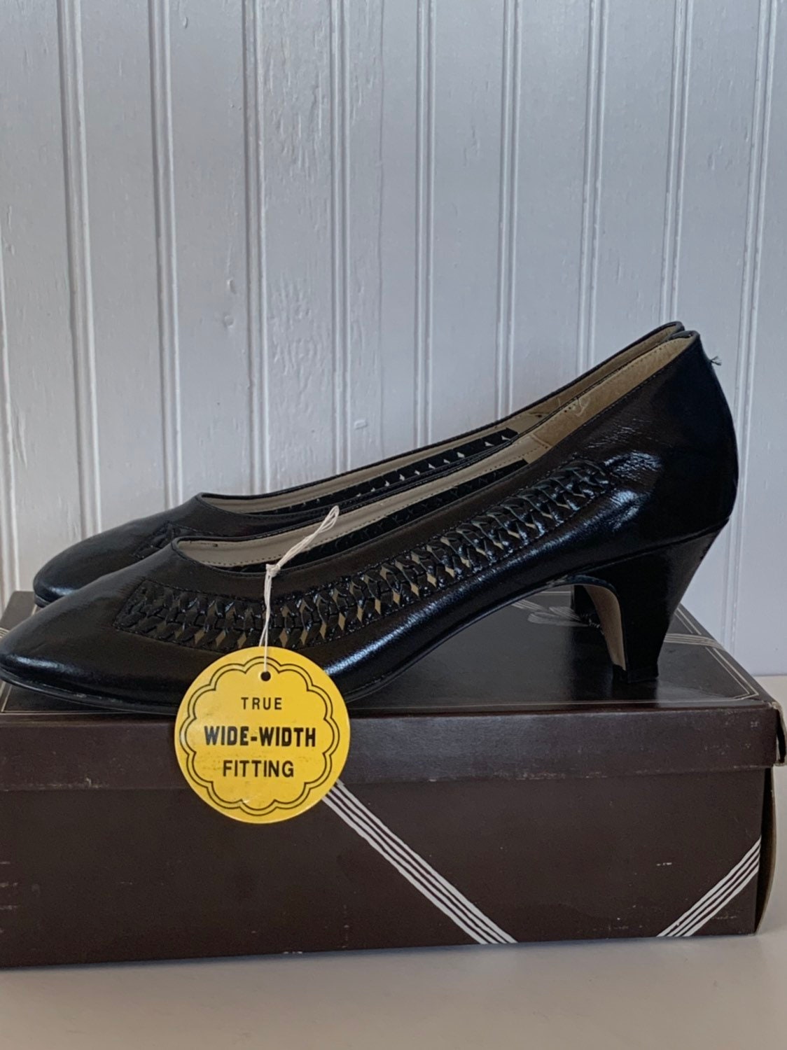 womens wide width black pumps