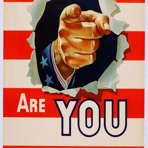 Puede incluir: Un póster de estilo vintage con un fondo de bandera estadounidense roja, blanca y azul. Una mano sale de la bandera, apuntando directamente al espectador. El texto dice "¿Estás en autoaislamiento?"