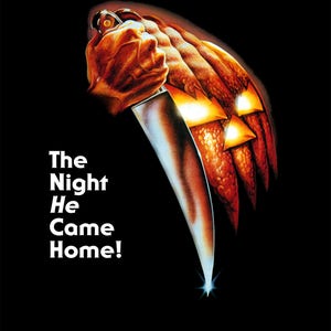 Könnte beinhalten: Ein Filmplakat für den Horrorfilm "Halloween" mit einer Hand, die ein Messer vor einem Kürbisgesicht hält. Der Text auf dem Plakat lautet "The Night He Came Home!"