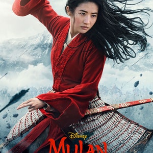 以下が含まれることがあります： 赤いと白の衣装を着た女性が、剣を構えて戦いのポーズをとっている。彼女の髪は後ろに流れている。背景は雪に覆われた山脈。画像の下部には「Disney Mulan」というテキストが表示されている。「March 27」というテキストも表示されている。