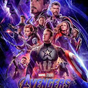Puede incluir: Un póster de película para Avengers: Endgame, con un grupo de superhéroes en un fondo morado y azul. El póster incluye el texto "Avengers: Endgame" y "Abril 26".
