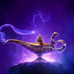 Op de afbeelding: Een gouden djinn-lamp met een wervelende blauwe rook die uit de tuit komt. De lamp staat op een donkere rots met de tekst "CHOOSE WISELY. May" eronder.
