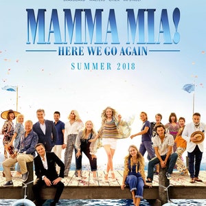 Puede incluir: Un cartel de película para la comedia musical Mamma Mia! Aquí vamos de nuevo. El cartel presenta un elenco de actores, que incluye a Christine Baranski, Pierce Brosnan, Dominic Cooper, Colin Firth, Andy Garcia, Lily James, Amanda Seyfried, Stellan Skarsgård, Julie Walters, Cher y Meryl Streep. El cartel está ambientado en un cielo azul con nubes blancas y una bandera azul y blanca.