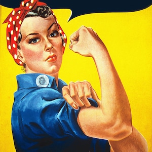 Puede incluir: Un cartel de estilo vintage con una mujer con un pañuelo rojo y blanco de lunares y una camisa azul, flexionando su bíceps. El cartel tiene un fondo amarillo y el texto "We Can Self Isolate" en un globo de diálogo sobre la cabeza de la mujer. El cartel también incluye el texto "WAR PRODUCTION CO-ORDINATING COMMITTEE" en la parte inferior.