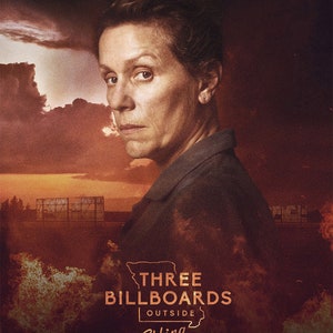 Könnte beinhalten: Filmplakat für den Film "Three Billboards Outside Ebbing, Missouri" mit Frances McDormand, Woody Harrelson, Sam Rockwell, John Hawkes und Peter Dinklage. Das Plakat zeigt eine Nahaufnahme von Frances McDormands Gesicht vor einem feurigen Hintergrund.