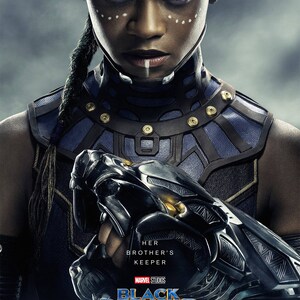 Op de afbeelding: Een filmposter voor Black Panther toont een vrouw met witte stippen op haar gezicht en een vlecht. Ze draagt een zwart-blauwe gepantserde kraag en houdt een metalen klauw vast. De filmtitel is in blauw en goud.