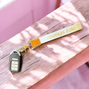 Llavero de pulsera Always Late, blanco con letras doradas, divertido y elegante, regalo perfecto para amigos ocupados y a la moda