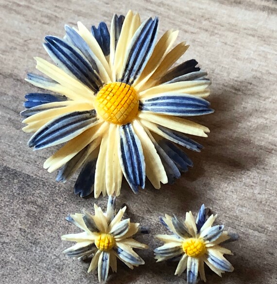 Vintage Bovine Flower Pendant with Matching Earri… - image 2
