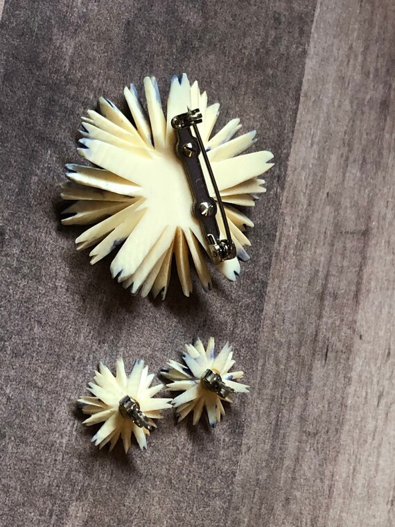 Vintage Bovine Flower Pendant with Matching Earri… - image 3