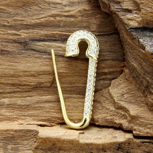 CZ veiligheidsspeld Huggie Earring: 18K verguld sterlingzilver