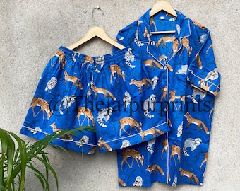 Handgjort bomullspyjamaset: Blå djurmönstrade shorts för kvinnor