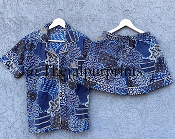 Blått handtryckt pyjamasshortsset i bomull, damnattkläder